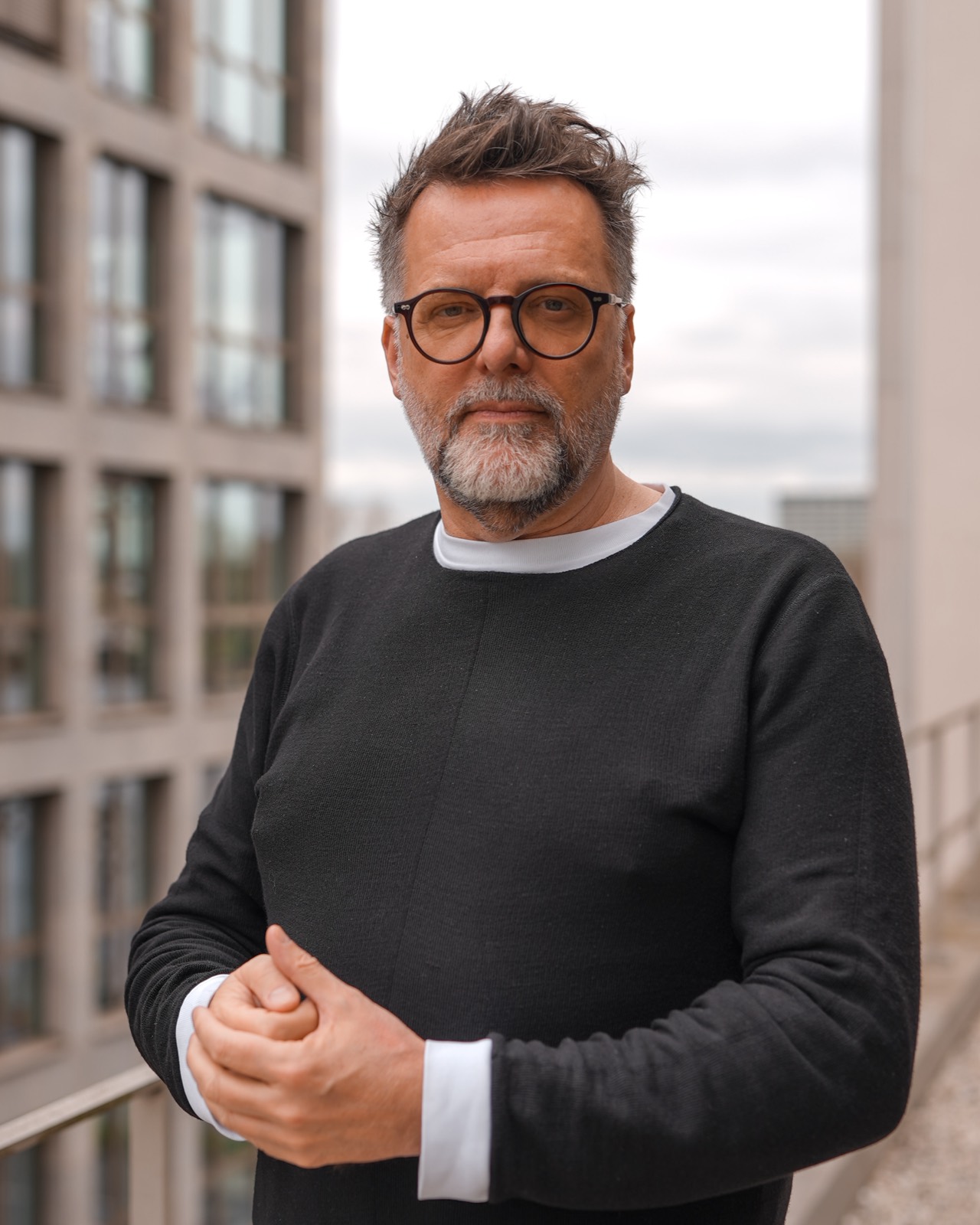 Dirk Lapaz beim Fotoshooting für seinen LinkedIn-Content