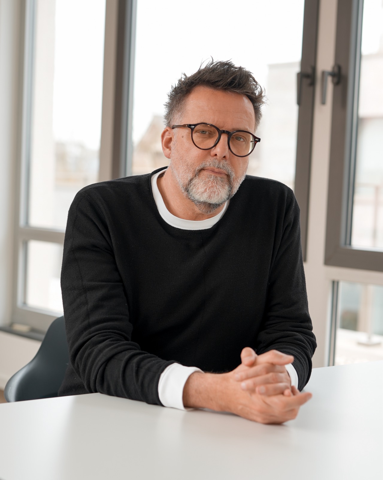 Dirk Lapaz beim Fotoshooting für seinen LinkedIn-Content