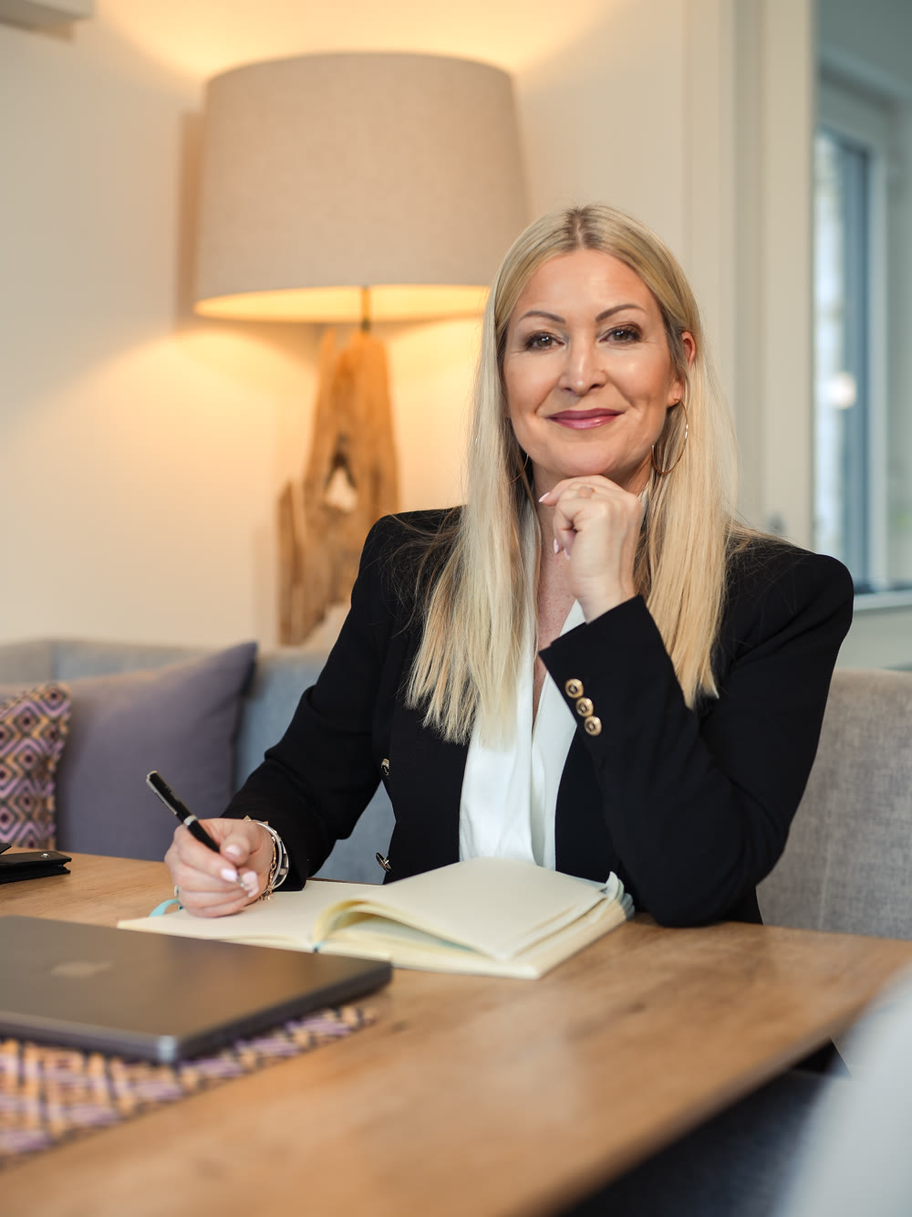 Porträt von Simone Marx im Arbeitsalltag. Persönliches Kennenlernen vor der Markenarbeit